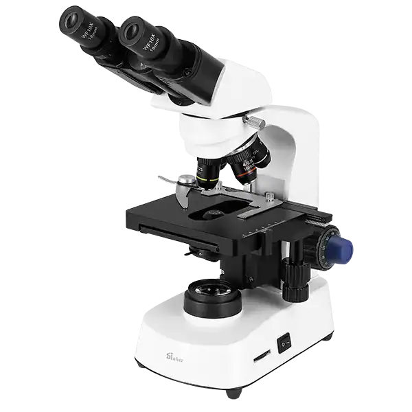 מיקרוסקופ בינוקולרי מורכב בצבעים לבן ושחור עם שתי עיניות, עדשות אובייקטיביות מרובות, כפתורי כוונון ובמה מוארת לצפייה בדגימות.